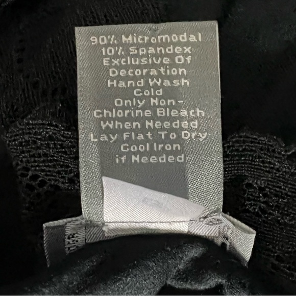 Two Ann Taylor camisoles white and black excellent condition 🩷 - Picture 12 of 14